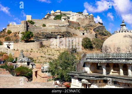 Burg und befestigte Mauern von Kumbhalgarh Fort in Rajasthan Staat. Indien Stockfoto