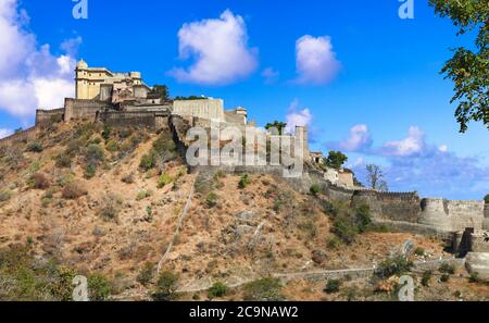 Burg und befestigte Mauern von Kumbhalgarh Fort in Rajasthan Staat. Indien Stockfoto