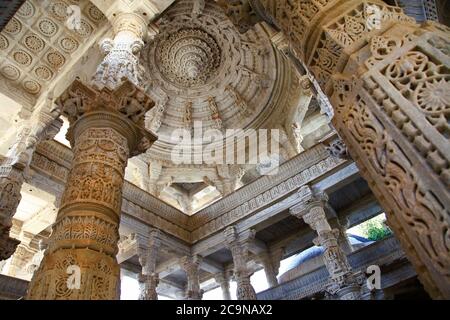 RANAKPUR, INDIEN . Erstaunliche geschnitzte Skulpturen und Säulen in Adinath jain Tempel in Rajasthan Stockfoto