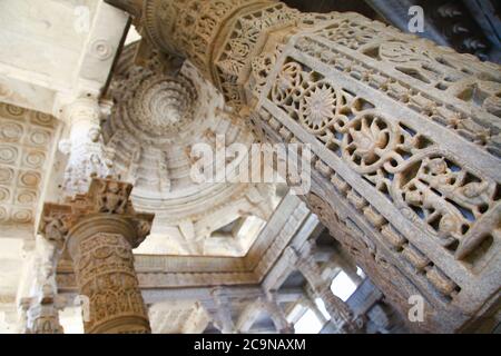 RANAKPUR, INDIEN . Erstaunliche geschnitzte Skulpturen und Säulen in Adinath jain Tempel in Rajasthan Stockfoto