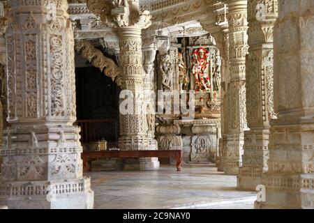 RANAKPUR, INDIEN . Erstaunliche geschnitzte Skulpturen und Säulen in Adinath jain Tempel in Rajasthan Stockfoto