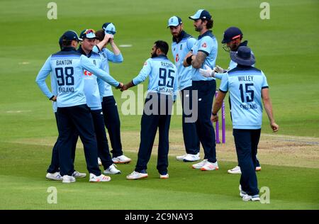 Der englische Adil Rashid (Mitte) feiert mit seinen Teamkollegen, nachdem er das Wicket von Irlands Harry Tector genommen und sein 150. ODI-Wicket beim zweiten One Day International der Royal London Series im Ageas Bowl in Southampton gesichert hat. Stockfoto