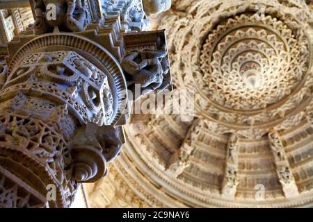 RANAKPUR, INDIEN . Erstaunliche geschnitzte Skulpturen und Säulen in Adinath jain Tempel in Rajasthan Stockfoto