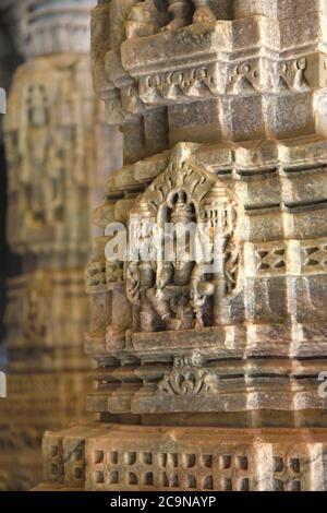 RANAKPUR, INDIEN . Erstaunliche geschnitzte Skulpturen und Säulen in Adinath jain Tempel in Rajasthan Stockfoto