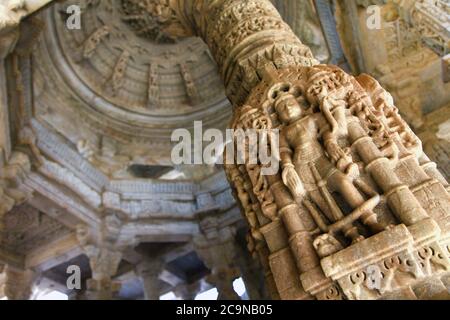 RANAKPUR, INDIEN . Erstaunliche geschnitzte Skulpturen und Säulen in Adinath jain Tempel in Rajasthan Stockfoto