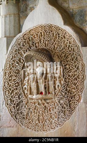 RANAKPUR, INDIEN . Erstaunliche geschnitzte Skulpturen in Adinath jain Tempel in Rajasthan Stockfoto