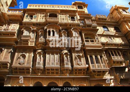 Golden City of India - wunderbare Jaisalmer mit geschnitzten traditionellen Gebäuden in Mogul-Stil. Rajastan Stockfoto