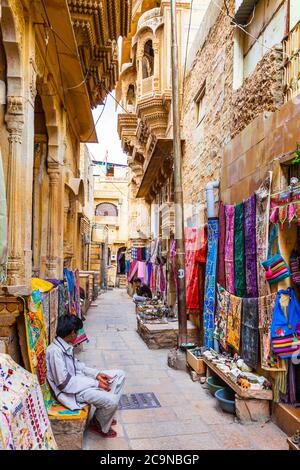 Traditionelles Indien. Einkaufsstraßen in der Altstadt von Jaisalmer. Rajastan. Februar 2013 Stockfoto