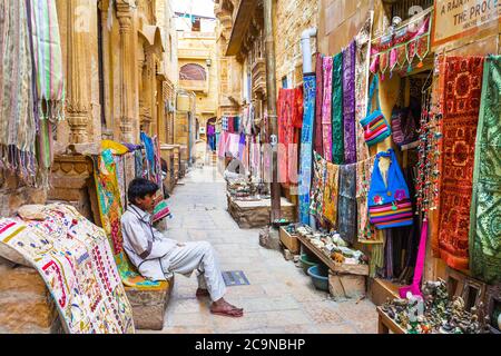 Traditionelles Indien. Einkaufsstraßen in der Altstadt von Jaisalmer. Rajastan. Februar 2013