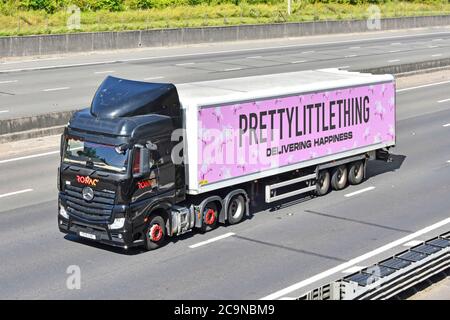 Schlepper LKW & hübsche kleine Sache Mode Einzelhandel Lieferkettenanhänger & pinke Werbung für prettylithing Autobahn vereinigtes Königreich Stockfoto