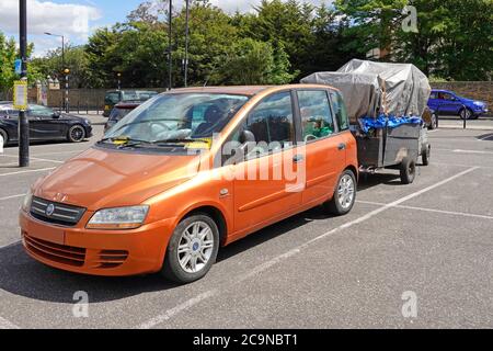 Unglück vielleicht oder teuer Fehler Parkplatz Chattels im Auto & Zwei beladene Anhänger in zwei Schächten mit Pay & Display Parkplatz Essex England UK Stockfoto