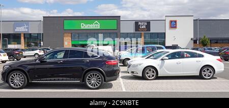 Kostenloser Parkplatz im Clock Tower Retail Park vor den Geschäften Nach Maß Dunelm Pausa Cafe & Aldi Supermarkt Shop Vorderseite hinter Chelmsford Essex UK Stockfoto