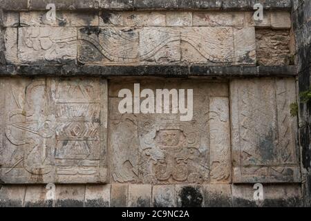 Die Venusplattform, eine rituelle zeremonielle Struktur auf dem Hauptplatz der Ruinen der großen Maya-Stadt Chichen Itza, Yucatan, Mexiko. Stockfoto