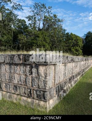 Die Plattform der Schädel oder die Tzompantli wurde verwendet, um die Schädel von gefallenen Feinden und Opferopfern in der Maya-Stadt Chichen Itza zu zeigen. Stockfoto
