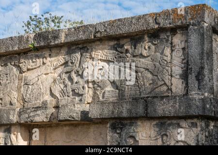 Die Plattform der Adler und Jaguare, im Maya-Toltec-Stil gebaut, in den Ruinen der großen Maya-Stadt Chichen Itza, Yucatan, Mexiko. Stockfoto