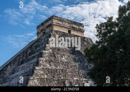 El Castillo, das Schloss oder der Tempel von Kukulkan ist die größte Pyramide in den Ruinen der großen Maya-Stadt Chichen Itza, Yucatan, Mexiko. Stockfoto