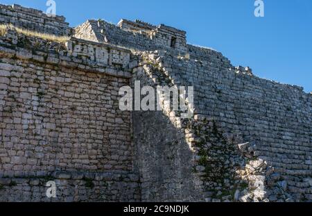 Die große Stufenpyramide des Nonnenkomplexes in den Ruinen der großen Maya-Stadt Chichen Itza, Yucatan, Mexiko. Stockfoto