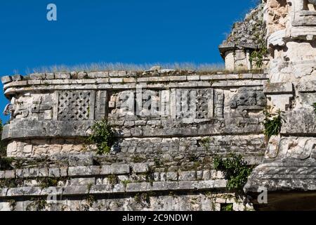 Eine geschnitzte Stein Chaac Maske auf der Fassade des Nunnery-Komplex in den Ruinen der großen Maya-Stadt Chichen Itza, Yucatan, Mexiko. Stockfoto