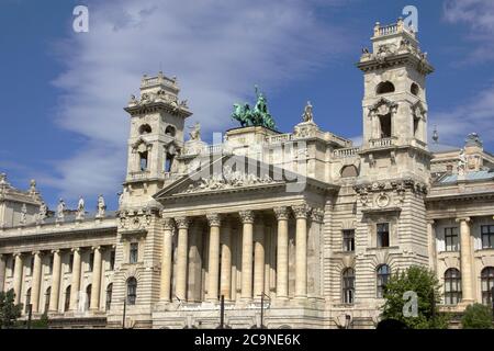 Ungarisches Museum für Völkerkunde an der Kossuth tér in Budapest. Stockfoto