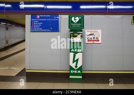 Depibrilator und erste-Hilfe-Ausrüstung an der Notstation in Paco de Lucia Linie 9 U-Bahn-Station, Madrid, Spanien Stockfoto