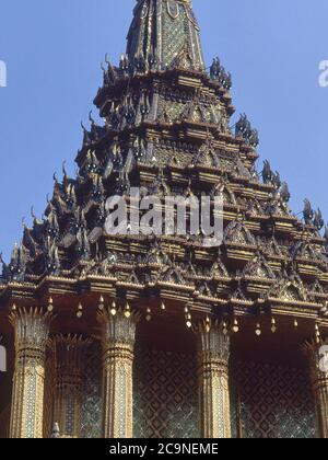 TEMPLO PRASAT PHRA DEBIDORN-TIPICO TEJADO ESCALONADO CON TALLAS. LAGE: GRAN PALACIO REAL. BANGKOK. TAILANDIA. Stockfoto