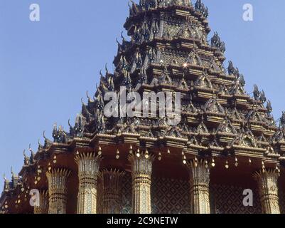 TEMPLO PRASAT PHRA DEBIDORN-TIPICO TEJADO ESCALONADO CON TALLAS. LAGE: GRAN PALACIO REAL. BANGKOK. TAILANDIA. Stockfoto