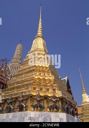 TORRES HOR KANTHARARASDR FRENTE AL PRASAT PHRA DEBIDORN. LAGE: GRAN PALACIO REAL. BANGKOK. TAILANDIA. Stockfoto