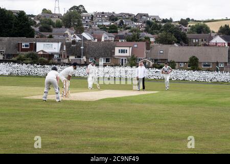 Blick auf ein Dorf Cricket Spiel am Samstagnachmittag in Kirkheaton Village in West Yorkshire, England Stockfoto