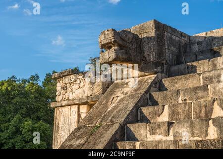 Ein geschnitzter Schlangenkopf auf der zeremoniellen Venusplattform auf dem Hauptplatz der Ruinen der großen Maya-Stadt Chichen Itza, Yucatan, Mexiko. Stockfoto