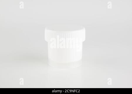 Gläser mit farbiger Farbe für Kreativität auf weißem Hintergrund Stockfoto