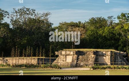 Die Plattform der Adler und Jaguare, im Maya-Toltec-Stil gebaut, in den Ruinen der großen Maya-Stadt Chichen Itza, Yucatan, Mexiko. Stockfoto