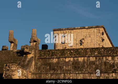 Zwei Kukulkan-Schlangensäulen auf dem Tempel der Krieger in den Ruinen der großen Maya-Stadt Chichen Itza, Yucatan, Mexiko. Stockfoto