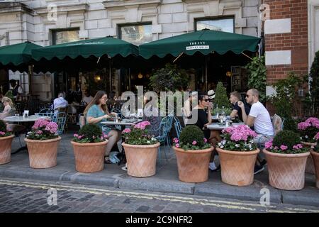 Leute saßen draußen beim Essen im Ivy, Henrietta Street, Covent Garden, London WC2 nach der Coronavirus-Sperre, Großbritannien Stockfoto