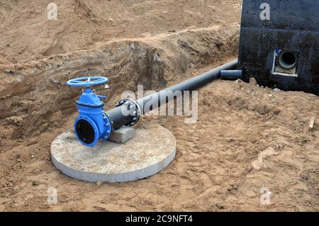 Wasserversorgung für das Dorf am Stadtrand. Stockfoto