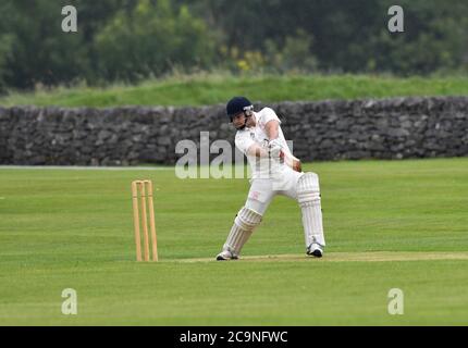 Ein Dove Holes Batsman in Aktion während des Derbyshire und Cheshire League Spiel gegen New Mills. Stockfoto