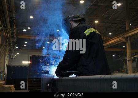 Elektroschweißmaschine Braut Stahl im Werk. Stockfoto