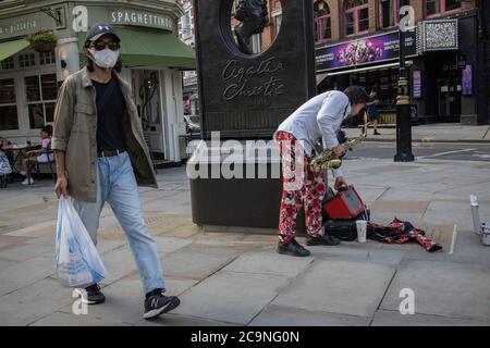 Professioneller Musiker, der während der Coronavirus-Sperre das Saxophon auf der Cranboue Street spielen muss, da die Spielstätten geschlossen bleiben, Soho, London Stockfoto