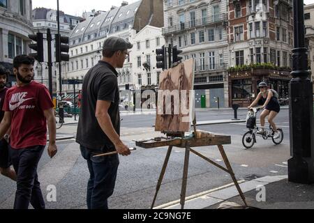 Straßenkünstler, der auf Leinwand die Ecke Wellington Street und Stran, Central London, England, Großbritannien, einfängt Stockfoto