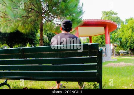 Utter pardesh , indien - Junge , Junge auf dem Stuhl im Garten sitzen 31 juli 2020 Stockfoto