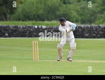 Ein Dove Holes Batsman in Aktion während des Derbyshire und Cheshire League Spiel gegen New Mills. Stockfoto