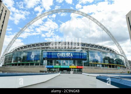 London, Großbritannien. August 2020. Ein Blick vor dem Wembley Stadium kurz vor dem FA Cup Finale zwischen Arsenal und Chelsea. Der Wettbewerb, der normalerweise im Mai stattfindet, musste wegen der Coronavirus-Pandemie verschoben werden. Keine Zuschauer oder Fans dürfen im Stadion sein, es wird das erste 'Fanless FA Cup Final' sein. Kredit: Stephen Chung / Alamy Live Nachrichten Stockfoto