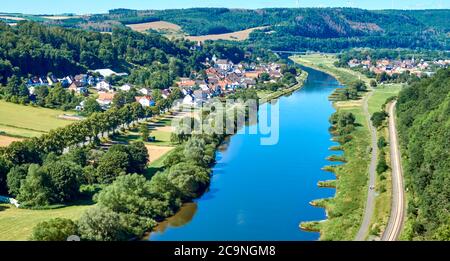 Luftaufnahme der Weser bei Beverungen, Deutschland, mit Feldern und Wiesen im Vordergrund Stockfoto