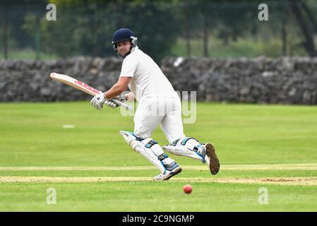 Ein Dove Holes Batsman in Aktion während des Derbyshire und Cheshire League Spiel gegen New Mills. Stockfoto