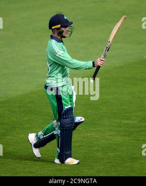 Irlands Curtis Campher bekennt seinen Teamkollegen Applaus, als er beim zweiten One Day International der Royal London Series beim Ageas Bowl in Southampton von Adil Rashid erwischt wurde. Stockfoto