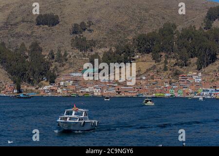 SAN PEDRO DE TIQUINA, BOLIVIEN - 23. JULI 2016: Ein Boot fährt über den Titicacasee in San Pedro von Tiquina, Bolivien Stockfoto