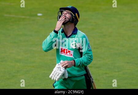 Irlands Curtis Campher bekennt seinen Teamkollegen Applaus, als er beim zweiten One Day International der Royal London Series beim Ageas Bowl in Southampton von Adil Rashid erwischt wurde. Stockfoto