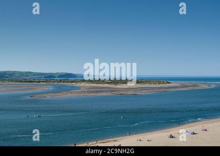 Blick über die Dyfi/Dovey Mündung vom Bandstand in Aberdovey, Gwynedd, Wales Stockfoto