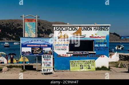 COPACABANA, BOLIVIEN - 24. JULI 2016: Farbenfrohe Fahrkartenschalter in Copacabana, Bolivien. Dieses farbenfrohe Ticketbüro verkauft Tickets für die Insel t Stockfoto