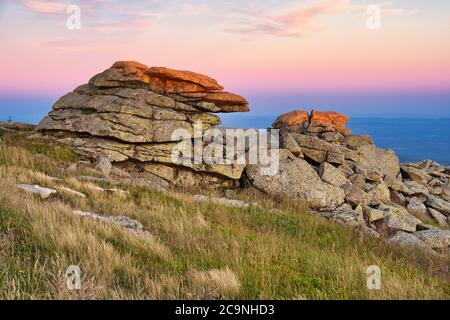 Sonnenuntergang im Harz am Brocken, Nationalpark Harz, Sachsen-Anhalt, Deutschland. Granitfelsen: Teufelskanzel und Hexenaltar. Stockfoto