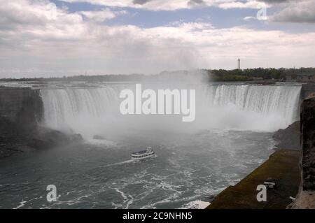 Niagara Falls Horseshoe Falls mit Maid of the Mist Stockfoto